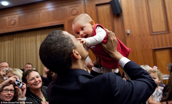 Tổng thống Obama âu yếm một em bé vào ngày 4/4/2009 trong bữa tiệc đãi các Đại sứ Mỹ tại một khách sạn ở Prague.