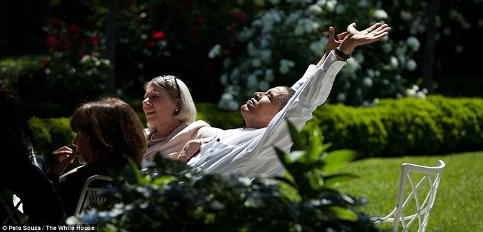 Tổng thống Obama vươn vai thư giãn trong một cuộc họp với các cố vấn cấp cao tại Vườn Hồng.