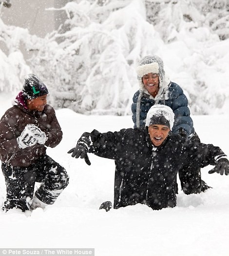 Tổng thống Obama chơi tuyết với hai cô con gái.