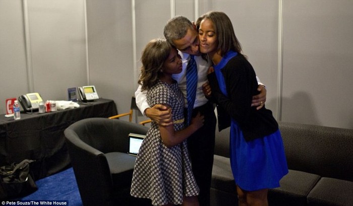 Tổng thống Obama chào đón hai cô con gái Sasha và Malia tại Time Warner Cable Arena trước khi phát biểu tại Hội nghị Quốc gia Dân chủ ở Charlotte