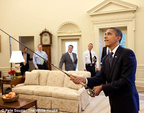 Ông Obama thử thả câu bằng chiếc cần ông được tặng nhân dịp sinh nhật.