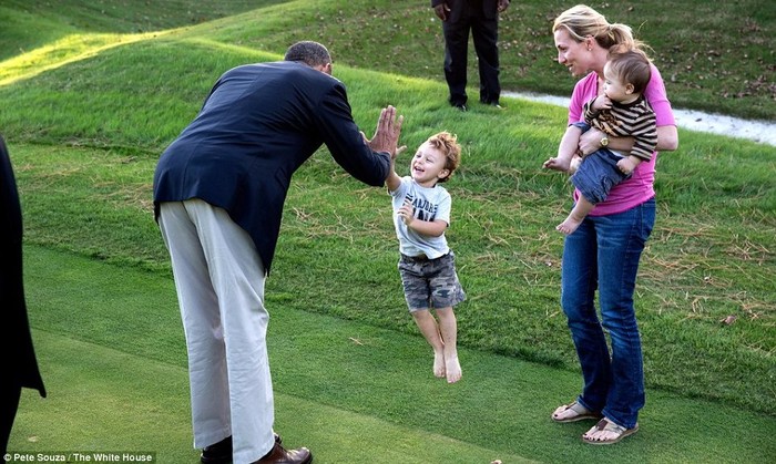 Tổng thống Mỹ đập tay với một cậu bé đáng yêu tại Căn cứ Không quân Andrews trong một chuyến đi chơi golf.