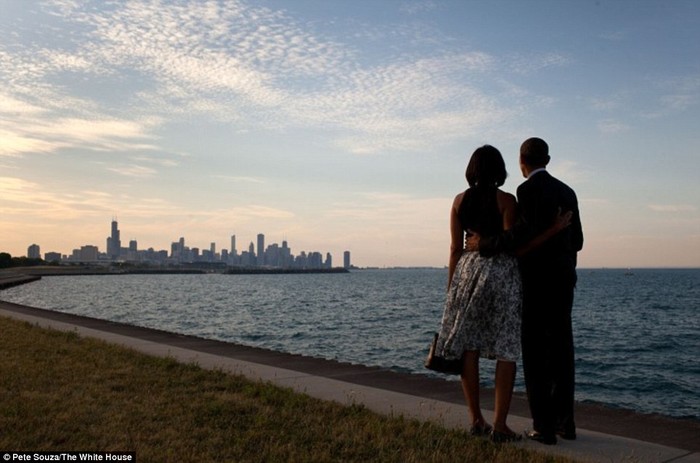 Tổng thống Obama và Đệ nhất phu nhân nhìn về phía đường chân trời thành phố và hồ Michigan tại Burnham Park ở Chicago.