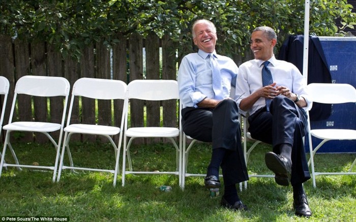 Tổng thống Obama và Phó Tổng thống Joe Biden chia sẻ niềm vui trước khi tham gia một sự kiện tại Bảo tàng Strawbery Banke ở Portsmouth, New Hampshire vào ngày 7 tháng 9.