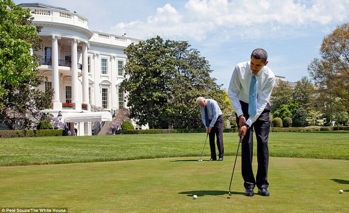 Tổng thống Barack Obama và Phó Tổng thống Joe Biden chơi golf trong khuôn viên Nhà Trắng ngày 24 tháng 4 năm 2009.