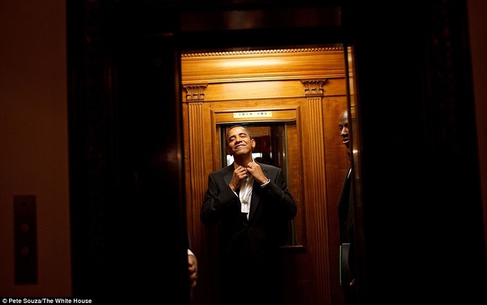 Tổng thống Barack Obama cười tươi khi bước vào thang máy riêng của Nhà Trắng sau một ngày dài chuẩn bị cho lễ tuyên thệ nhậm chức Tổng thống năm 2009.