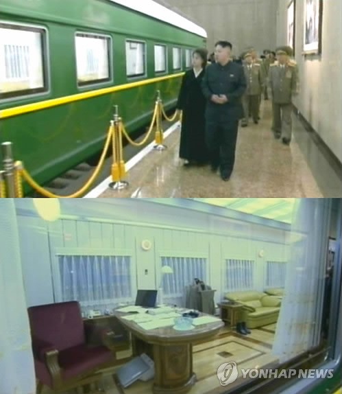 Ông Kim Jong-un cùng phu nhân và một số quan chức cấp cao thăm toa tàu nơi ông Kim Jong-il qua đời và các đồ vật của nhà lãnh đạo này.