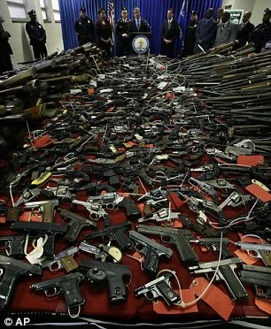 Nhiều khẩu súng bất hợp pháp cũng được giao nộp.
