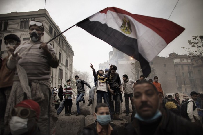 Người biểu tình tụ tập bên cạnh một chướng ngại vật bằng bê tông trong cuộc đối đầu bên ngoài trụ sở an ninh Cairo tháng 2.