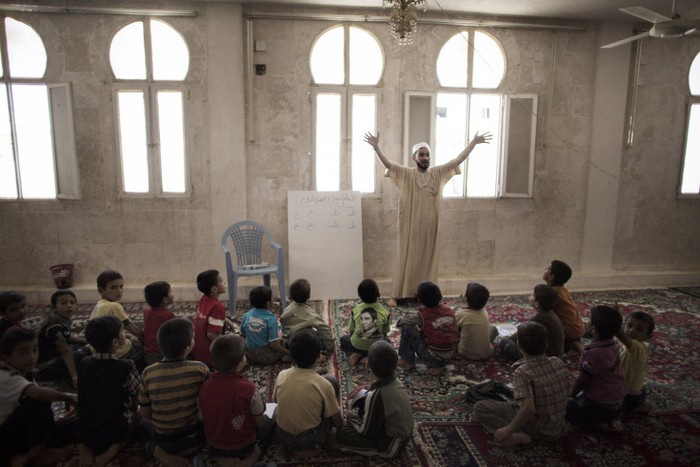 Giáo viên Syria Abu al-Fattah trong một giờ học tại thị trấn Azaz, Syria, trên biên giới với Thổ Nhĩ Kỳ.