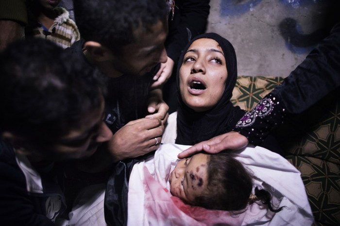 Người mẹ của bé gái Palestine 10 tháng tuổi bị giết chết ngày 10/11 trong một cuộc không kích của Israel được người thân an ủi trước tang lễ của con gái mình tại thành phố Gaza.
