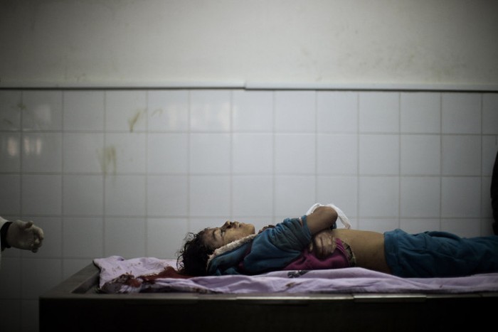 20 tháng Mười Một 2012. Thi thể của Tasneem al-Nahal, 13 tuổi, trong nhà xác của bệnh viện al-Shifa tại thành phố Gaza sau khi cô đã bị giết trong một cuộc không kích của Israel tại trại tị nạn Shati ngày 18/12.