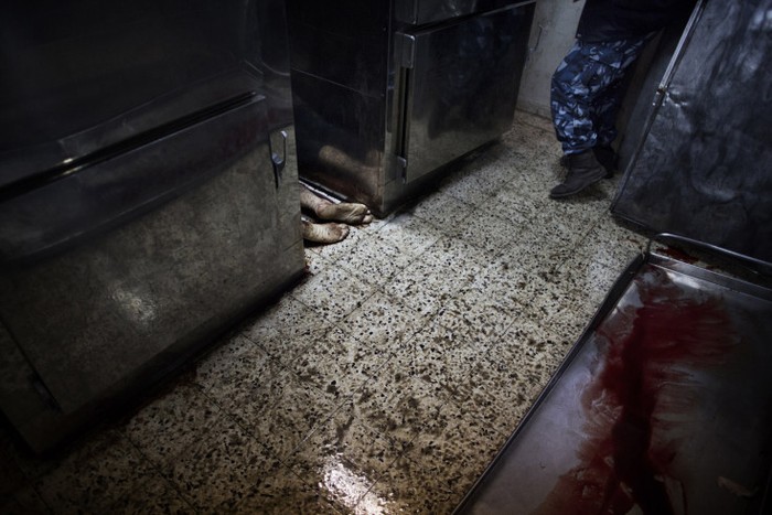 Thi thể của một trong 6 người bị các thành viên Hamas sát hại vì tinh nghi làm gián điệp cho Israel nằm giữa các tủ chứa xác ngày 20.11