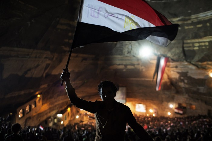 Hàng ngàn tín đồ Ai Cập tham dự Thánh Lễ tại nhà thờ Cave of St. Sama'ans ở Cairo, nơi họ cầu nguyện cho Ai Cập trước cuộc trưng cầu dân ý về dự thảo Hiến pháp mới gây tranh cãi hôm 13/12.