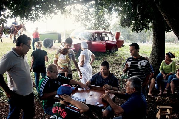 Người dân Cuba chơi domino tại Parque Lenin ở Havana.
