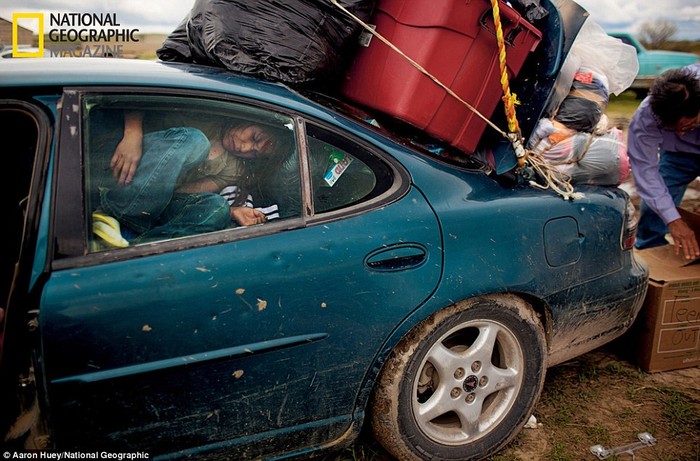 Một hành khách không còn chỗ ngồi khi chiếc xe được chất đầy quần áo được cung cấp bởi một tổ chức từ thiện của những người Mỹ bản địa tại Colorado.