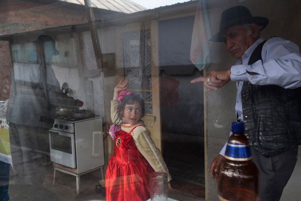 Iasmina Iancu, 6 tuổi, đang xoay tròn cho ông nội, người nuôi dưỡng cô bé từ nhỏ, xem trong căn bếp của ngôi nhà tồi tàn. Mẹ cô bé đang làm việc ở Tây Ban Nha. Nhiều gia đình người Romani nghèo đã buộc phải đi khắp châu Âu để lao động kiếm sống.