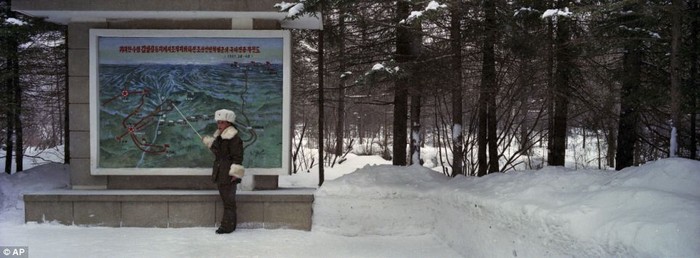 Một nữ quân nhân làm hướng dẫn viên đang giải thích cách bố trí tại nơi nhà lãnh đạo Triều Tiên Kim Nhật Thành trú ẩn khi bắt đầu cuộc kháng chiến chống Nhật Bản tại núi Paektu.