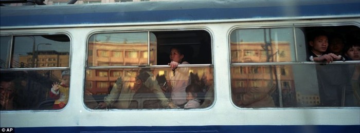 Hành khách trên một chiếc xe bus đông đúc ở trung tâm Bình Nhưỡng.