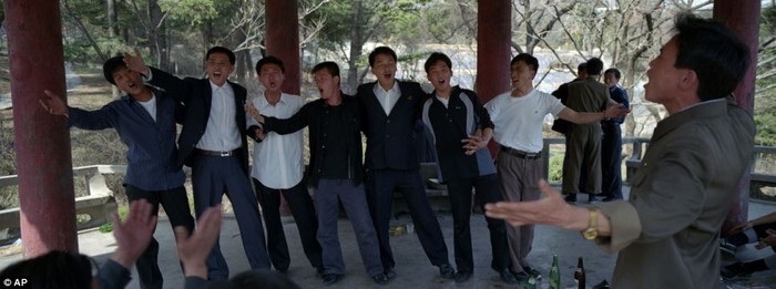 Một nhóm thanh niên uống rượu, hát hò trong một ngôi chùa trên đỉnh đồi ở Bình Nhưỡng.