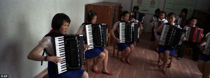 Trẻ em Triều Tiên luyện chơi đàn tại trường Cung Thiếu nhi Samjiyon ở Samjiyon.