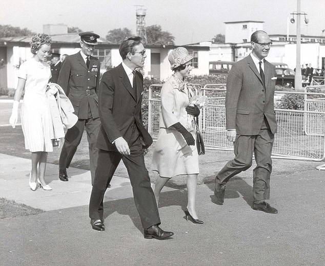 Lord Snowdon và Công chúa Margaret đã sẵn sàng lên một máy bay trong tháng 9 năm 1964 trước chuyến thăm tới Copenhagen.