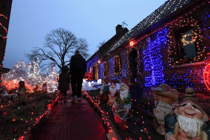 Mọi người nhìn vào đồ trang trí Giáng sinh tại nhà của Virginie và Jessy Paillencourt, Pháp.