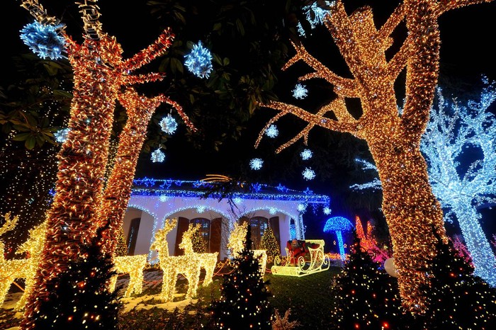 Một ngôi nhà của ông già Noel được thắp sáng bằng hàng ngàn ngọn đèn Melegnano, ngoại ô Milan, Italy.