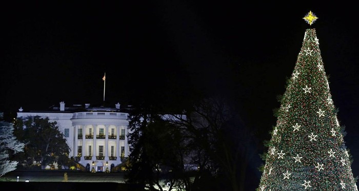 Cây thông Noel khổng lồ trước Nhà Trắng.
