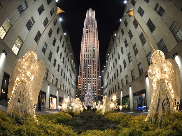 Cây thông Noel cao 24m tại New York, Mỹ.