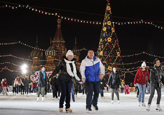 Người dân trượt băng tại Quảng trường Đỏ, Moscow, Nga.