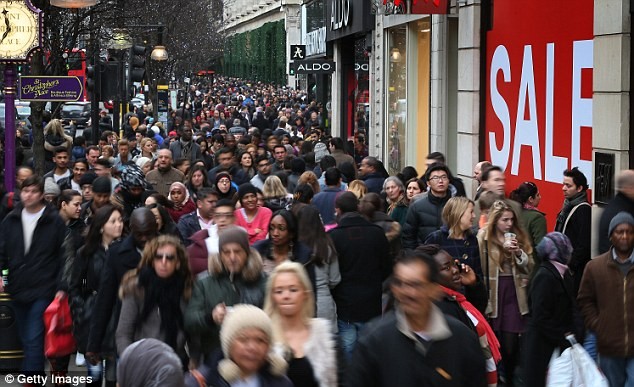 Người mua sắm đổ xô xuống phố Oxford, Bond Street và Regent.