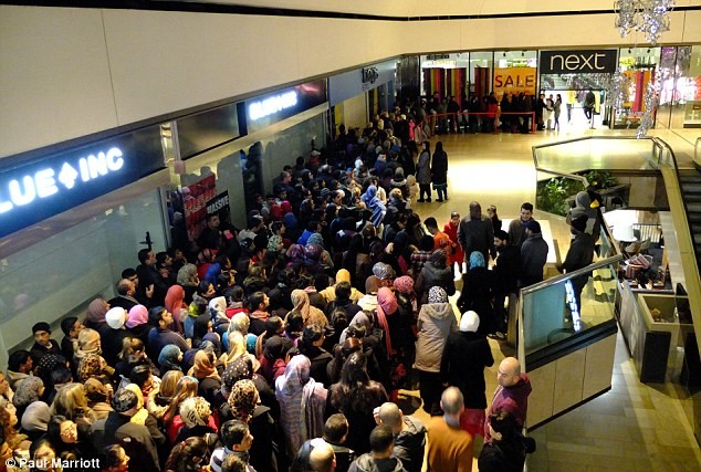 Người mua sắm đợi đến giờ mở cửa (6 giờ sáng) tại trung tâm Queensgate ở Peterborough.