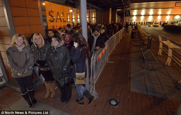 Đám đông xếp hàng chờ mở cửa tại cửa hàng Next ở Wallsend, North Tyneside.