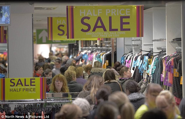 Một cửa hàng bán quần áo giảm 50% của Next đông nghịt phụ nữ.