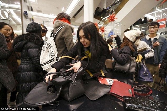 Selfridges cho biết, túi xách và quần áo là những mặt hàng bán chạy nhất.