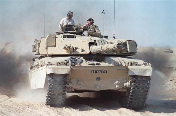Thủ tướng Anh John Major (trái) trên xe tăng của Lữ đoàn thiết giáp số 4 đến thăm binh lính Anh chiến đấu tại vùng Vịnh ngày 8/1/1991 trước khi bắt đầu chiến dịch "Bão táp sa mạc" chống lại quân đội Iraq.