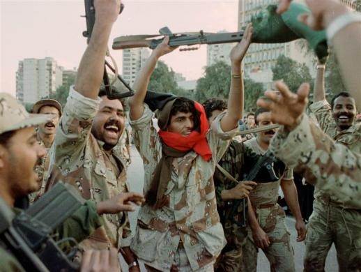 Binh sĩ Kuwait và Ả Rập Saudi ăn mừng trên đường phố Kuwait ngày 1/3/1991 sau khi chiến tranh kết thúc.