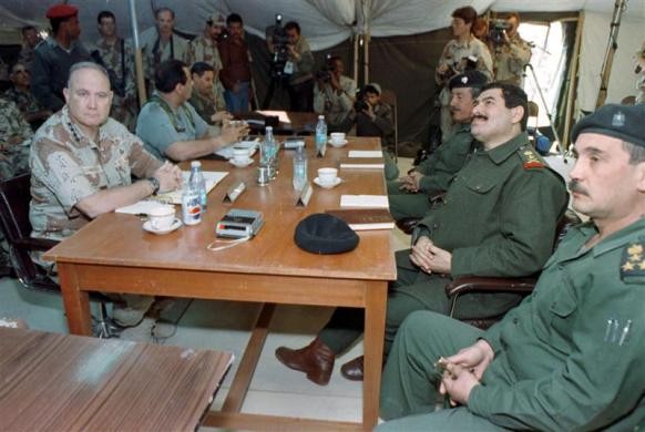 Tướng chỉ huy lực lượng đồng minh Norman Schwarzkopf (trái) gặp gỡ chỉ huy trưởng Quân đội Iraq, tướng Khalid Sultan Ahmed (thứ 2 bên phải) và các chỉ huy khác ngày 3 tháng 3 năm 1991. Cuộc họp được tổ chức để thảo luận về các điều kiện ngừng bắn và đầu hàng kết thúc Chiến tranh vùng Vịnh.