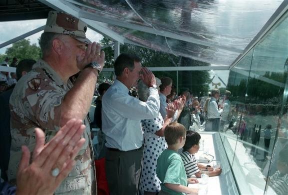 Tướng Norman Schwarzkopf và Tổng thống Bush cha chào mừng quân đội trở về từ vùng Vịnh trong lễ diễu hành tại Washington ngày 8/6/1991.