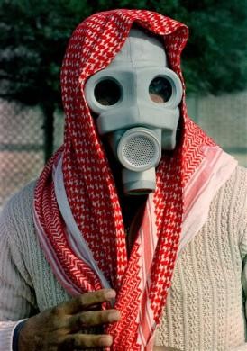Một người Ả Rập Saudi đeo mặt nạ chống khí độc do chính quyền cấp tại Dhahran, Ả Rập Saudi ngày 10/1/1991 trước khi chiến tranh vùng Vịnh bắt đầu vì lo ngại quân đội Iraq có thể sẽ sử dụng vũ khí hóa học.