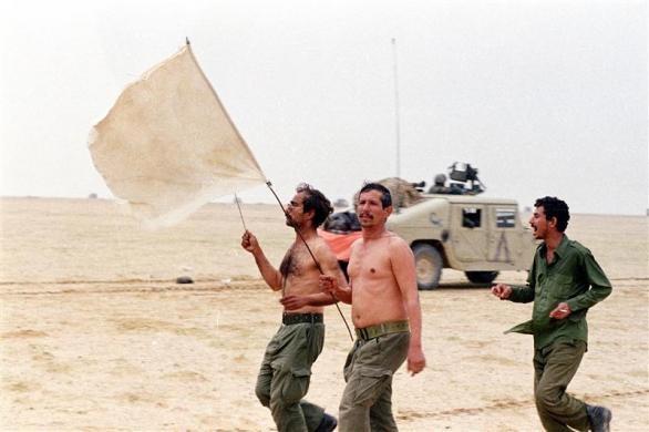 Binh sĩ Iraq giữ một lá cờ trắng khi họ đầu hàng quân đội Ai Cập trong một trận chiến mặt đất tại Kuwait vào ngày 25 tháng 2 năm 1991