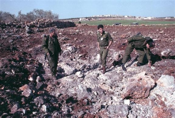 Binh sĩ Israel đứng bên trong khu vực trúng một tên lửa Scud của quân đội Iraq gần một ngôi làng Ả Rập ở Bờ Tây ngày 29 tháng 1 năm 1991.
