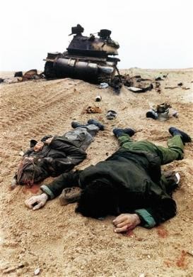 Hai binh sĩ Iraq đã chết nằm phía trước một chiếc xe tăng T-72 của Liên Xô, ngày 28 tháng 2 năm 1991.