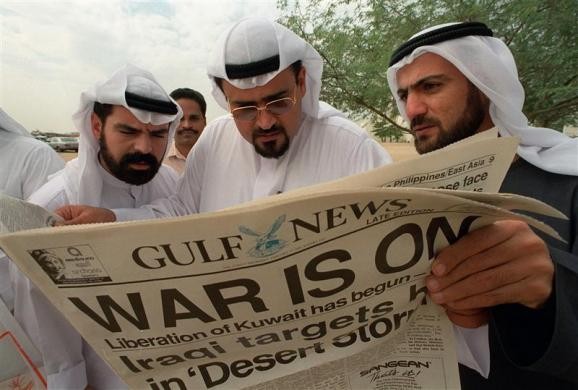 Người Kuwait lưu vong tại Dubai đọc báo tìm hiểu thông tin về chiến tranh Vùng Vịnh ngày 17/1/1991.