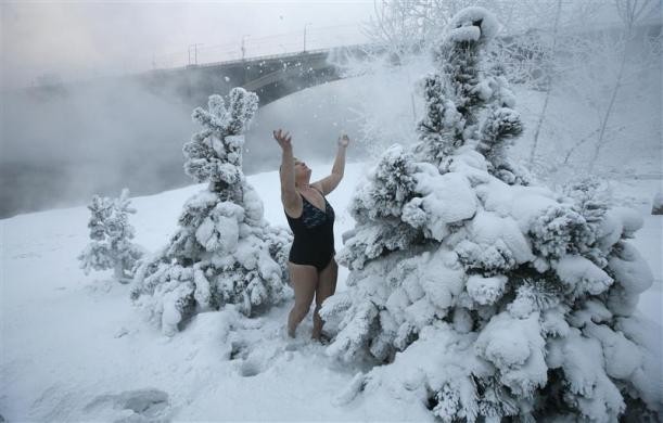 Lyubov Valiyeva, một thành viên câu lạc bộ bơi mùa đông "Cryophil" đang hứng bông tuyết trong tiết trời lạnh -25 độ C ở thành phố Krasnoyarsk, Siberia ngày 26/12.