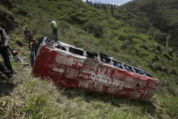 Cảnh sát và các nhân viên cứu hộ đang cố gắng tìm kiếm những người còn sống sót sau khi chiếc xe bus rơi 300m xuống một khe núi làm 12 người thiệt mạng và 30 người khác bị thương ở Pillaro-Ambato, Ecuador ngày 26/12.