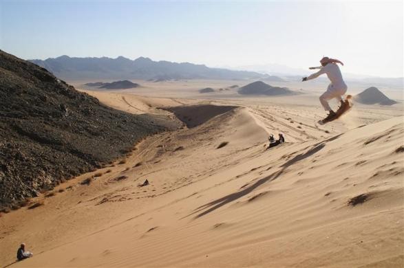 Một người đàn ông trượt ván trên đụn cát ở sa mạc gần Tabuk, Ả Rập Saudi ngày 27/12.