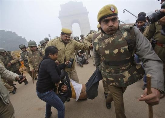 Cảnh sát Ấn Độ bắt giữ một người biểu tình ở New Delhi ngày 23/12. Chính phủ Ấn Độ đang phải đối mặt với các cuộc biểu tình rầm rộ kể từ sau sự kiện một phụ nữ trẻ bị một nhóm người hãm hiếp.