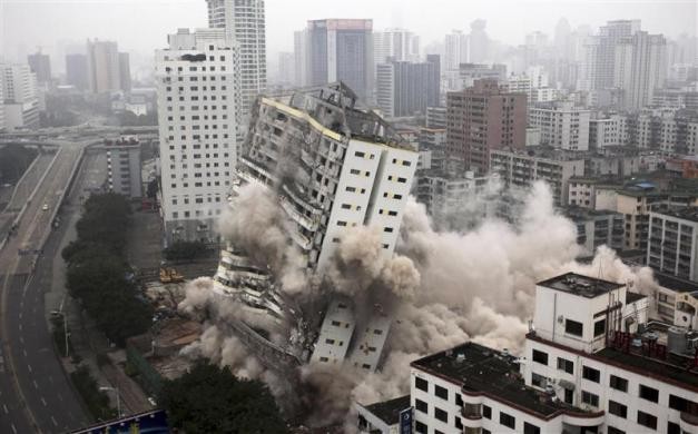 Tòa nhà trụ sở của hãng hàng không Hainan Airlines được phá hủy để xây mới tại tỉnh Hải Nam, Trung Quốc ngày 25/12.
